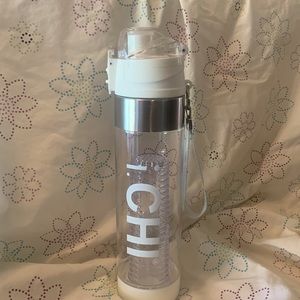 iChi infuse water bottle with strap. Infused your drink 🥤🍒🍉🍎🍍